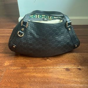 Black Gucci Guccisima Medium Shoulder bag